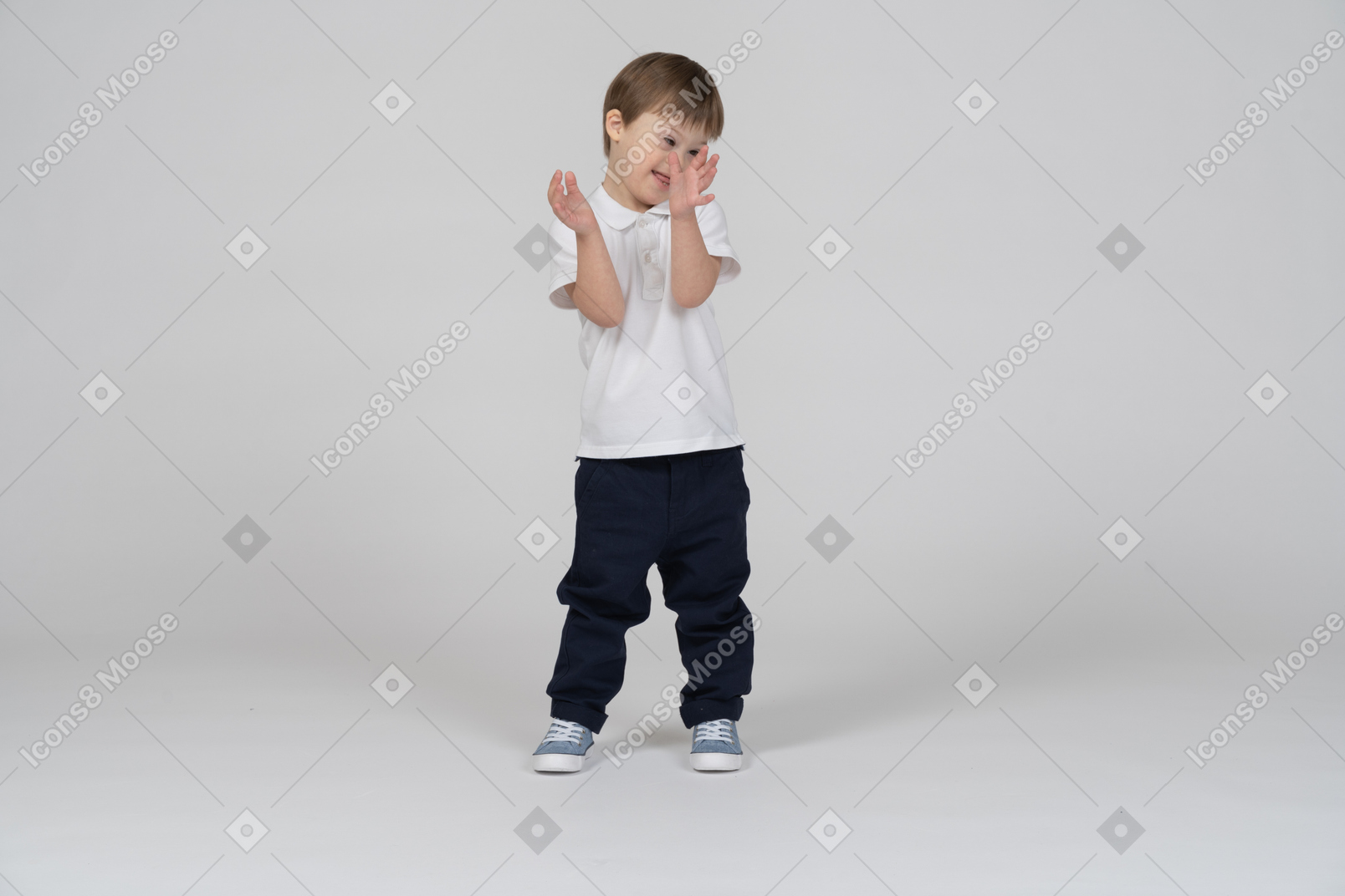 Vista frontal de um menino batendo palmas timidamente