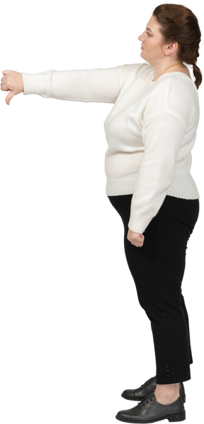 Mujer de talla grande en ropa casual mostrando el pulgar hacia abajo