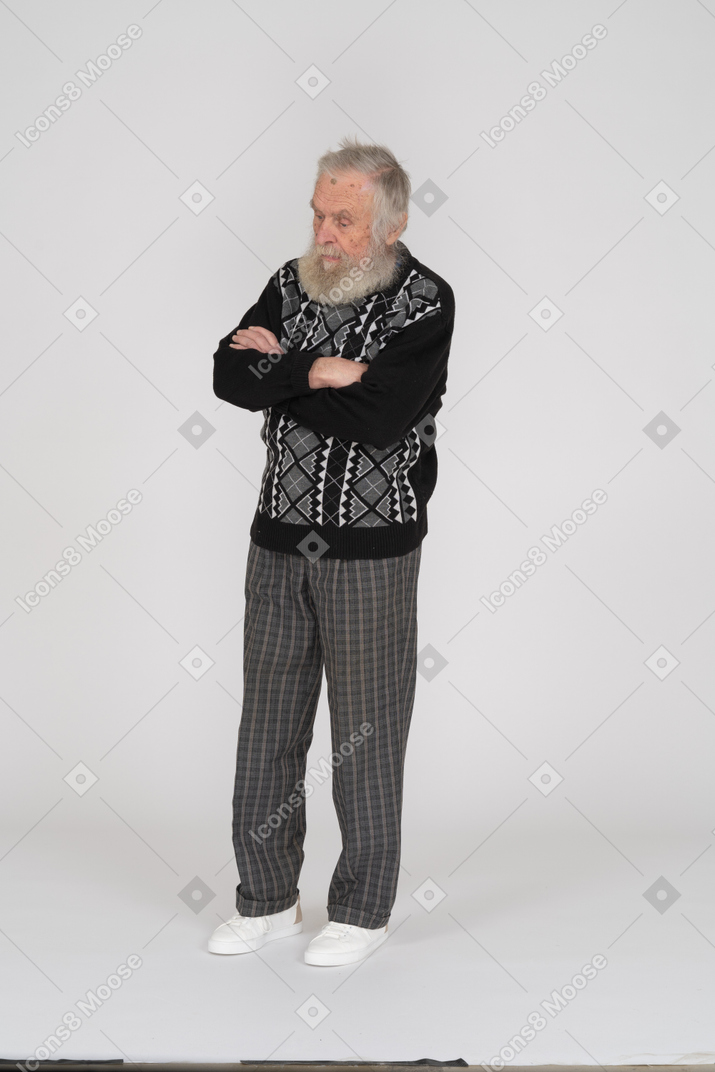 Anciano de pie con los brazos cruzados sobre el pecho