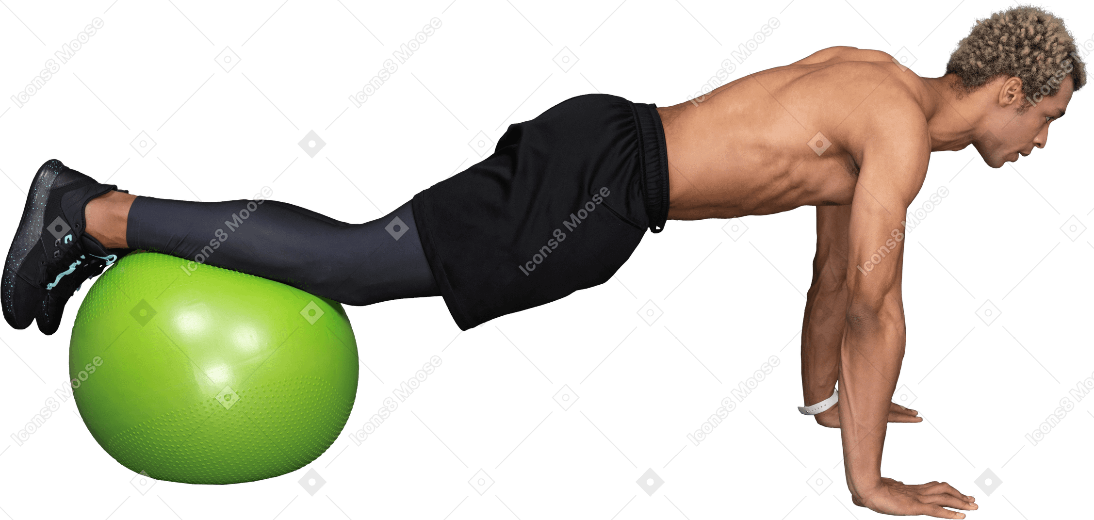 一个赤膊上阵的黑人男子在健身球上做俯卧撑的侧视图