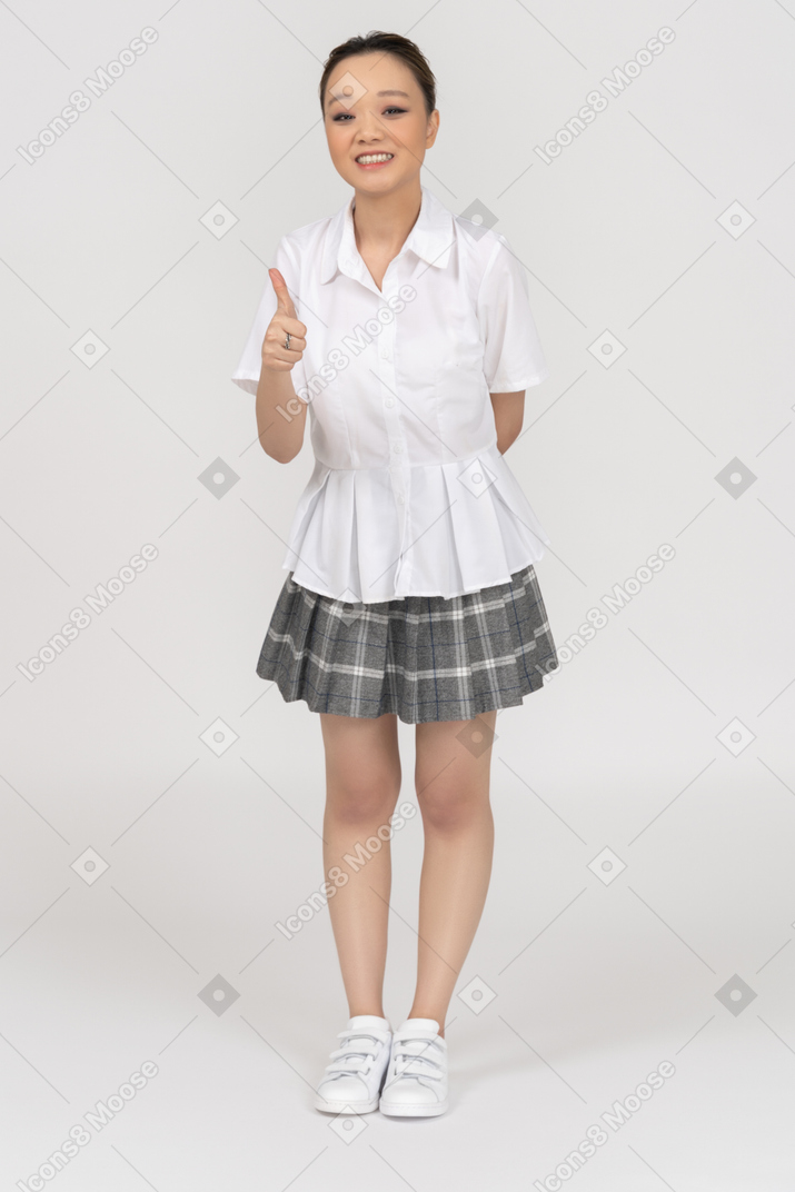 Sorrindo menina asiática apontando com um dedo
