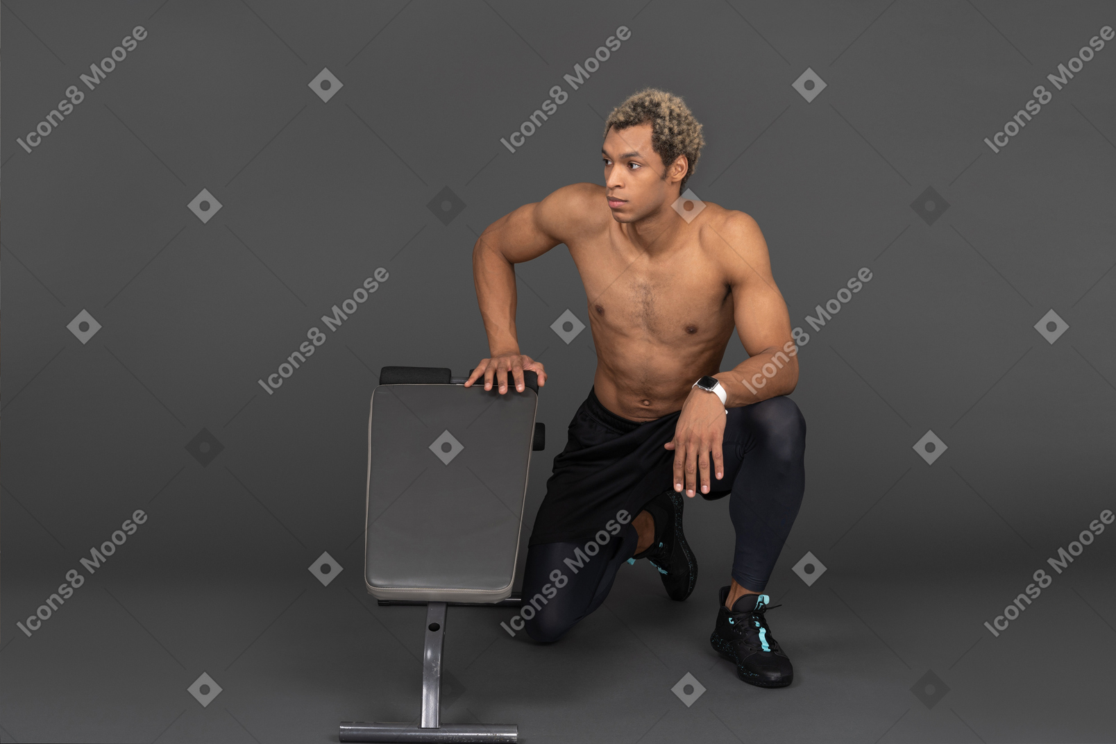Vista frontal de un hombre afro sin camisa sentado junto a la cinta de correr