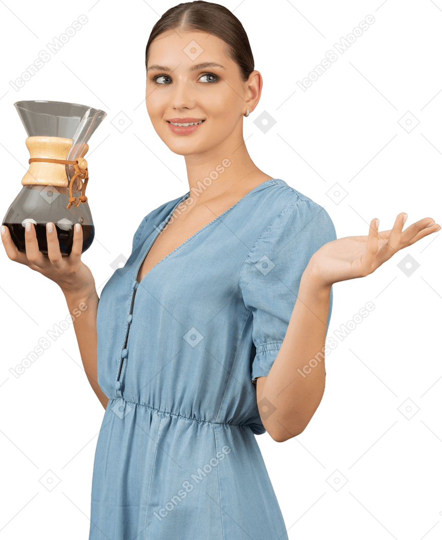 Vue de trois quarts d'une jeune femme en robe bleue tenant un pichet de vin