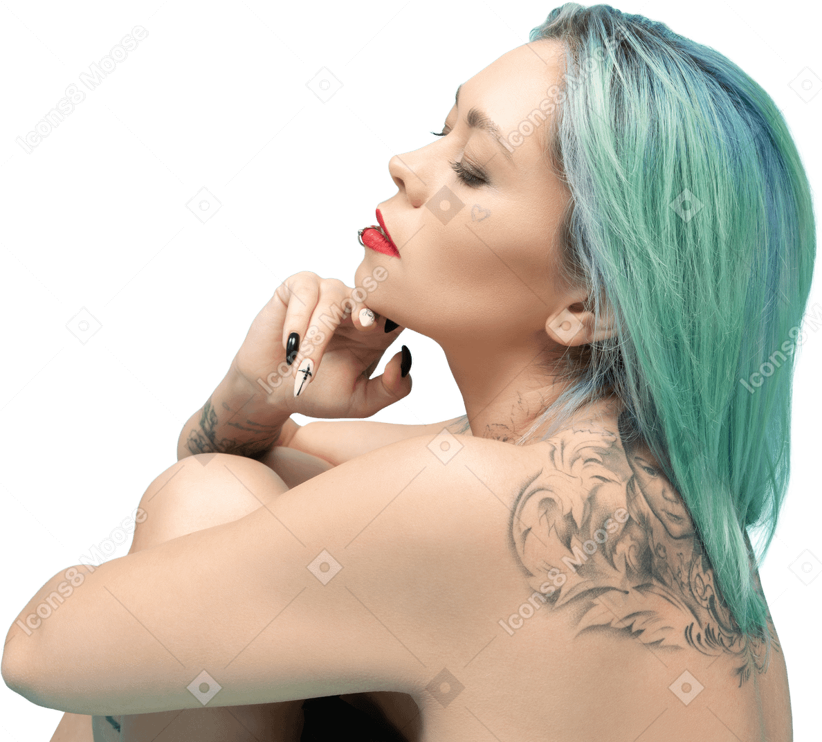 Primo piano di una femmina indoeuropea tatuata su sfondo turchese