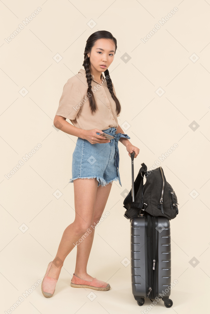 Молодая женщина-путешественница смотрит в камеру