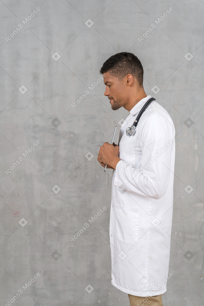 Vista lateral de um médico de aparência solene