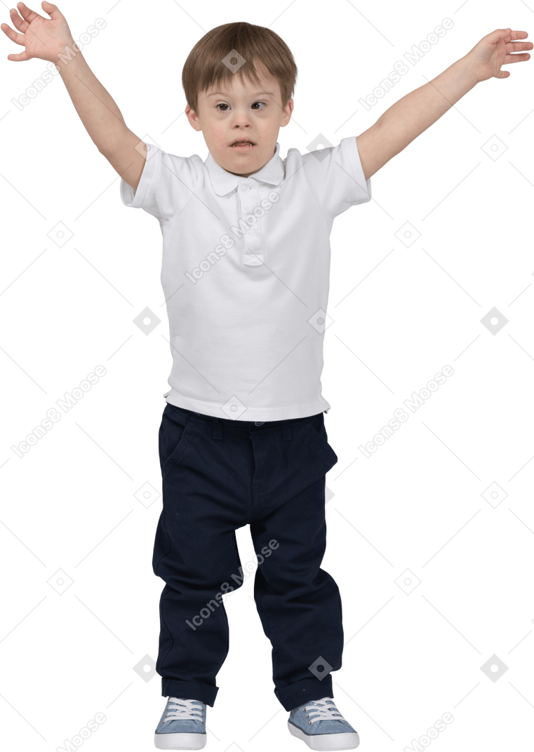 Vista frontal de um menino de pé com as mãos para cima