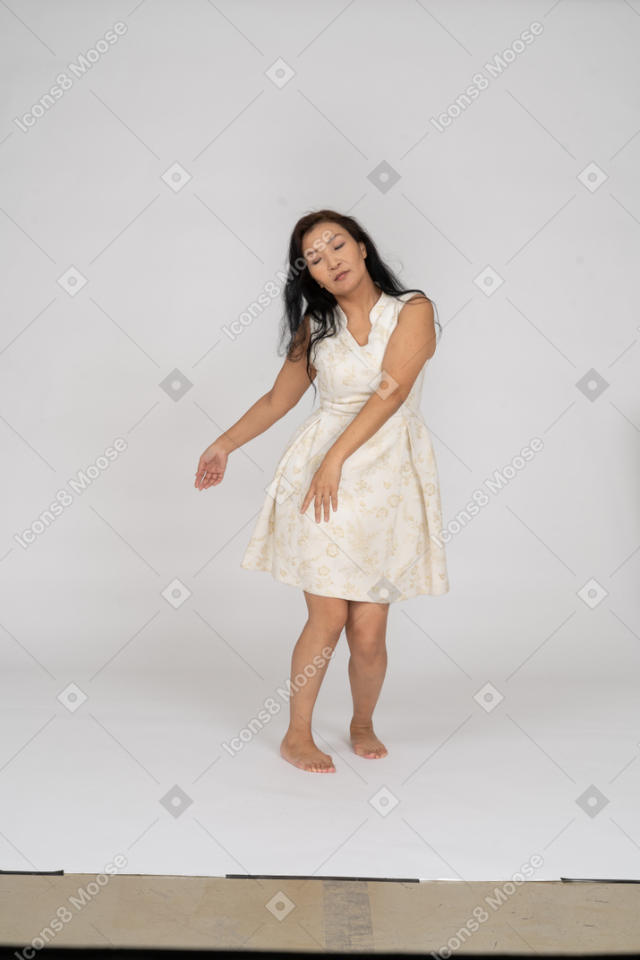 Женщина в красивом платье стоя
