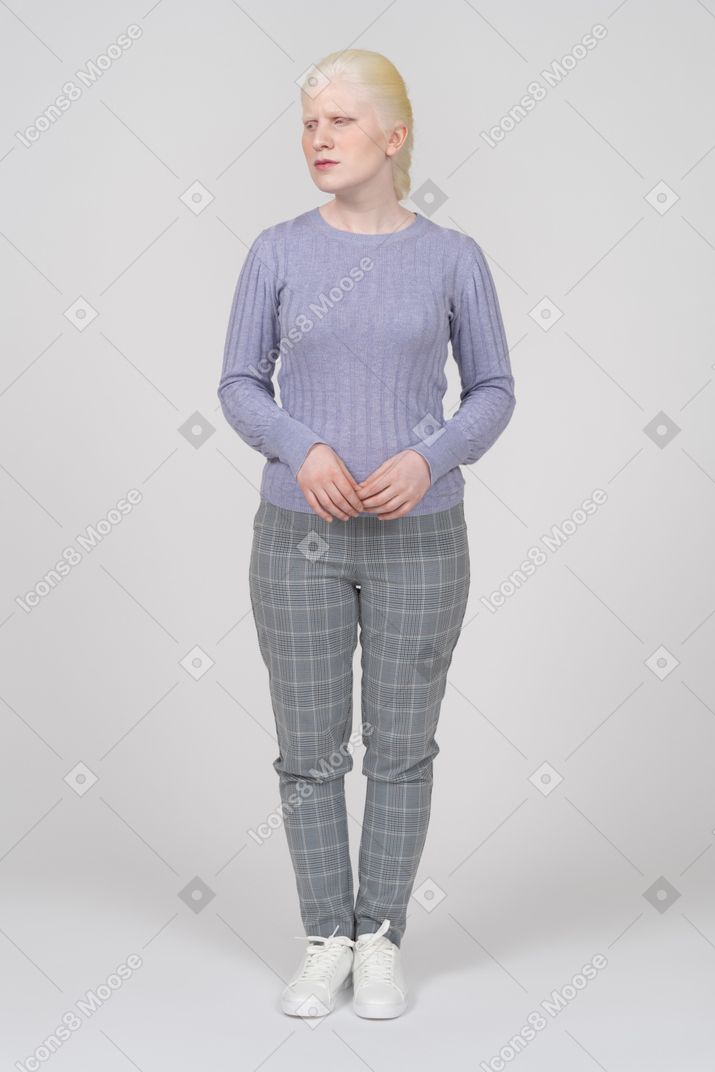 Vista frontal de uma mulher em roupas casuais, olhando de lado
