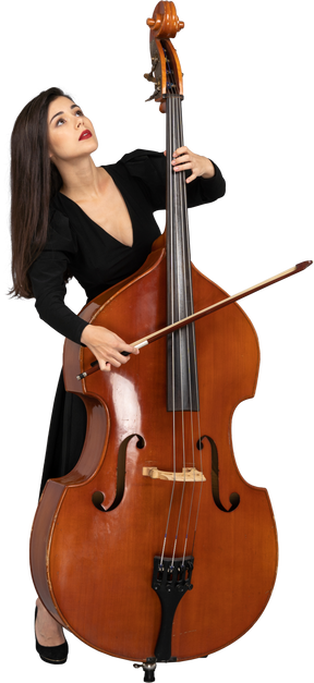 Vue de face d'une jeune femme en robe noire jouant de la contrebasse avec un arc tout en regardant