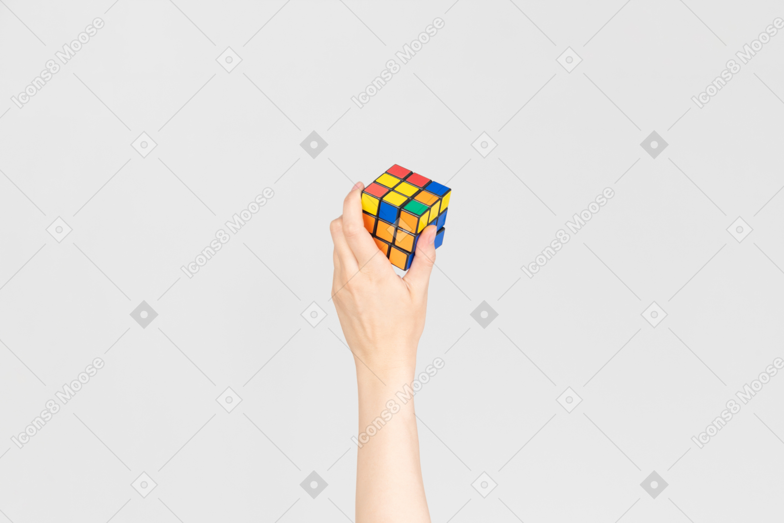 Женская рука держит кубик рубик
