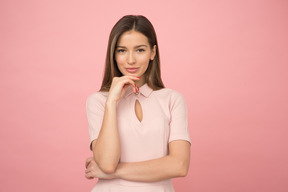 Mujer joven atractiva con una sonrisa enigmática.