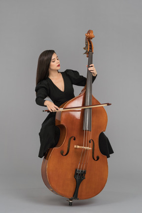 Una mujer músico tocando un contrabajo