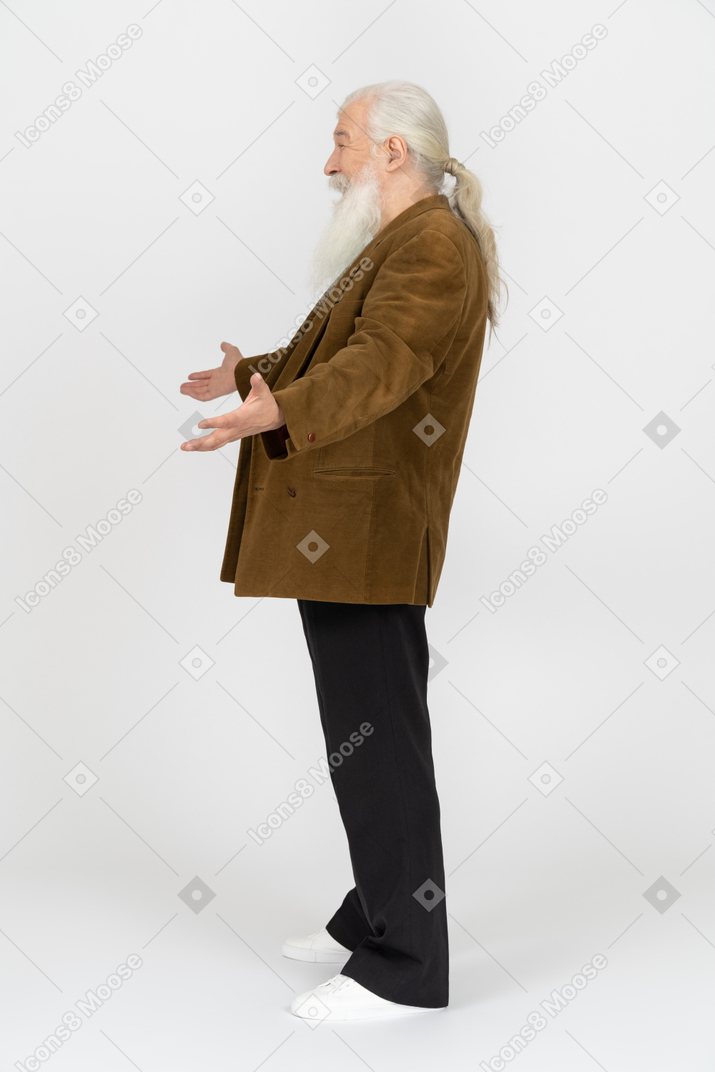 Vista lateral de um homem idoso prestes a dar um abraço