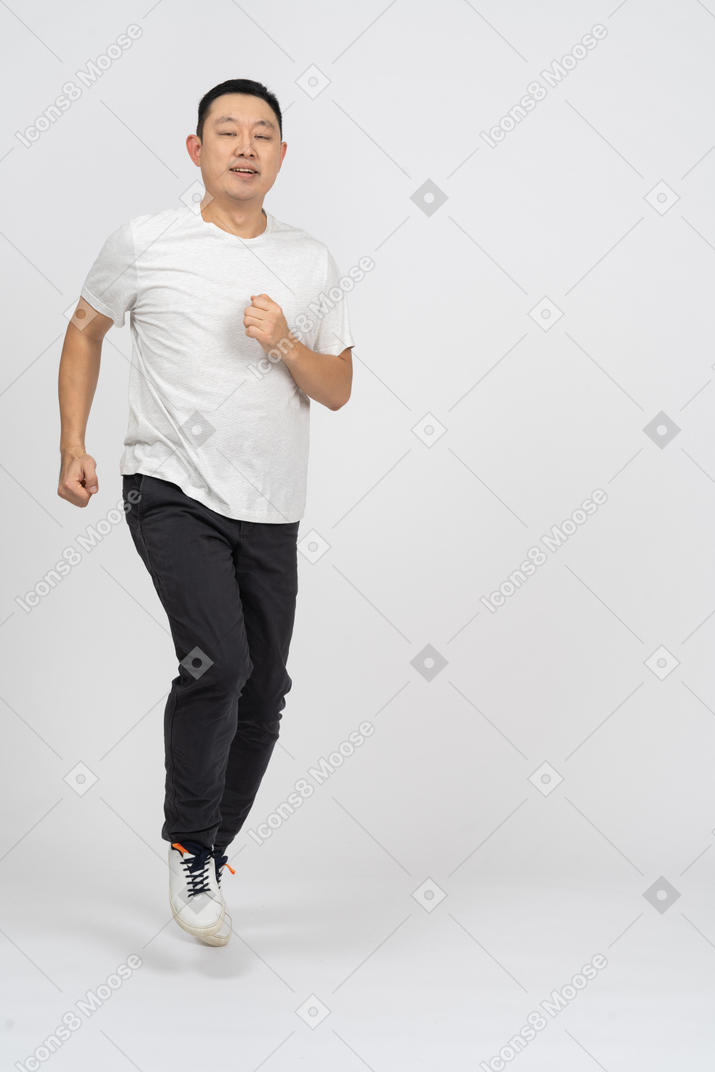 走っている男の正面図
