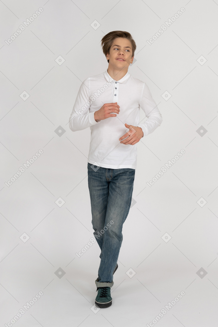 Jeune homme en tenue décontractée debout