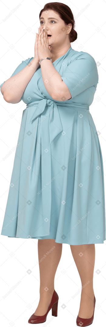 파란 드레스를 입은 감동받은 여성의 전면 모습