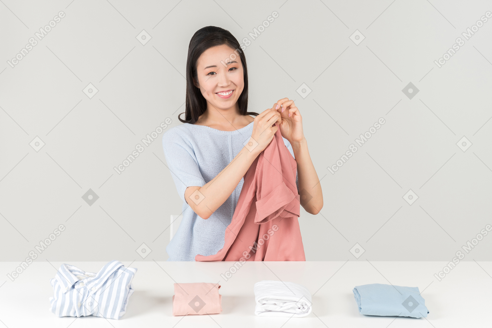 这件衬衫是白色的，然后我决定用我的粉红色衬衫洗它听起来是个好主意