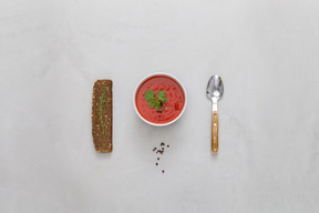 Schüssel tomatensauce, snack und löffel