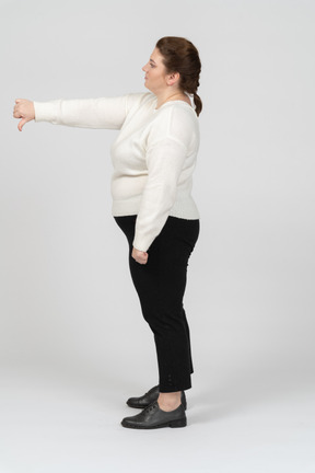 Mujer de talla grande mostrando el pulgar hacia abajo