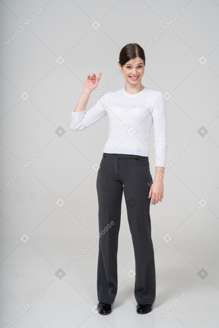 Вид спереди счастливой женщины в костюме жесты