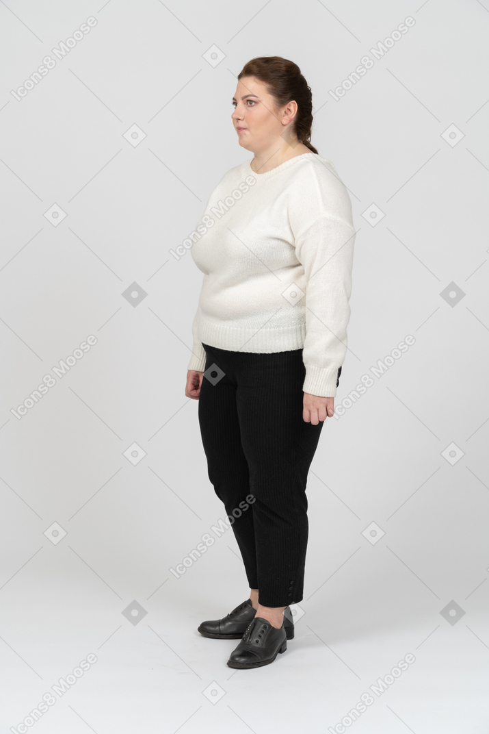 프로필에 서있는 캐주얼 옷에 통통한 여자