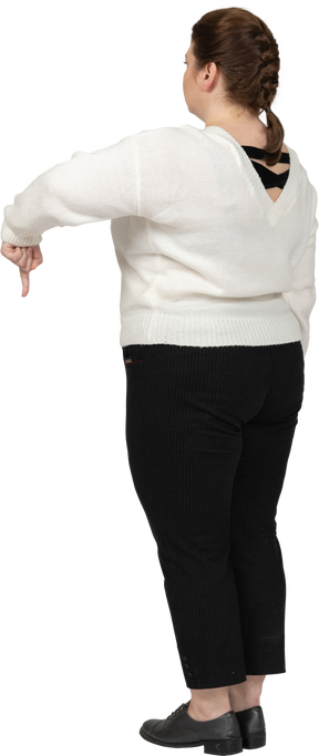 Mujer de talla grande en ropa casual apuntando hacia abajo con un dedo