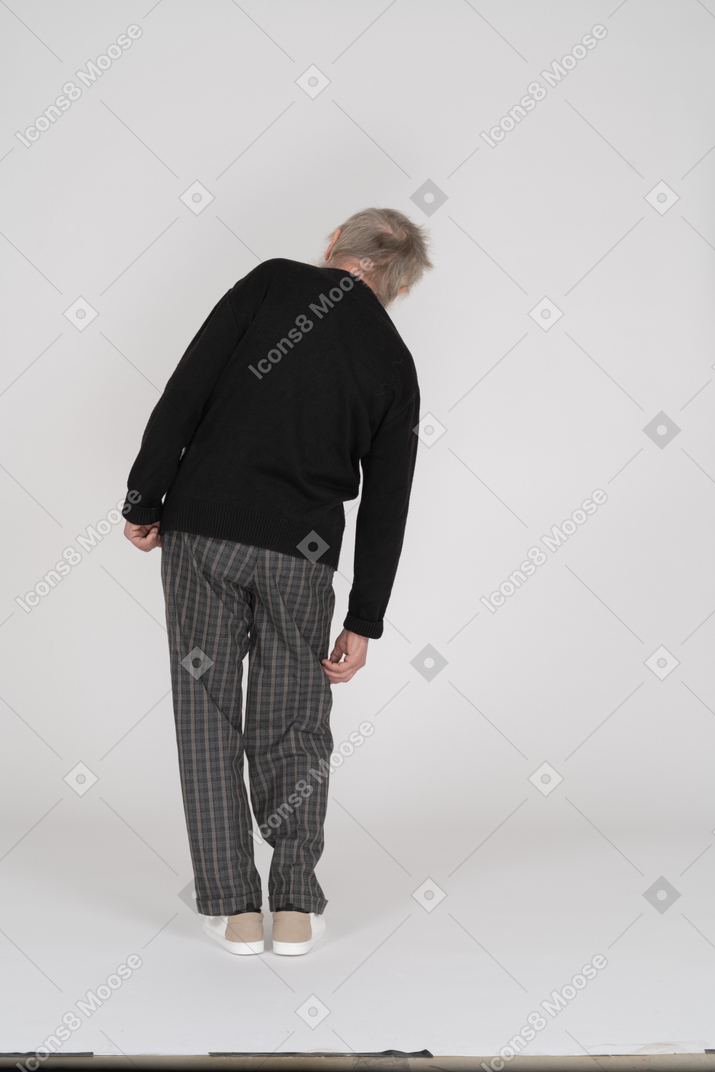 Elderly man bending to the right
