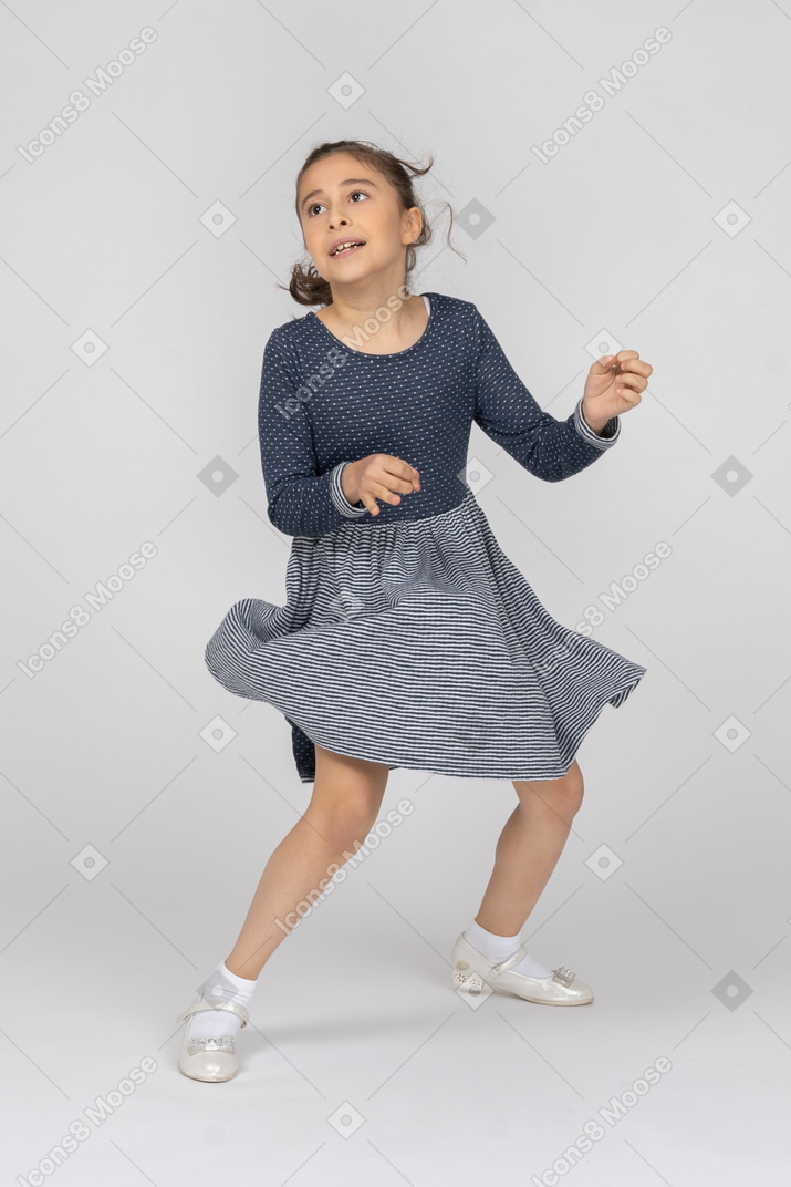 一个女孩在运动中跳舞的四分之三视图