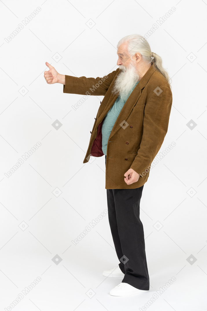 Vista laterale di un uomo anziano che mostra i pollici in su