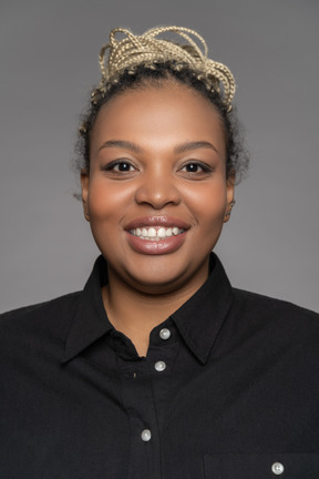 Portrait d'une femme à la peau sombre souriante ravie