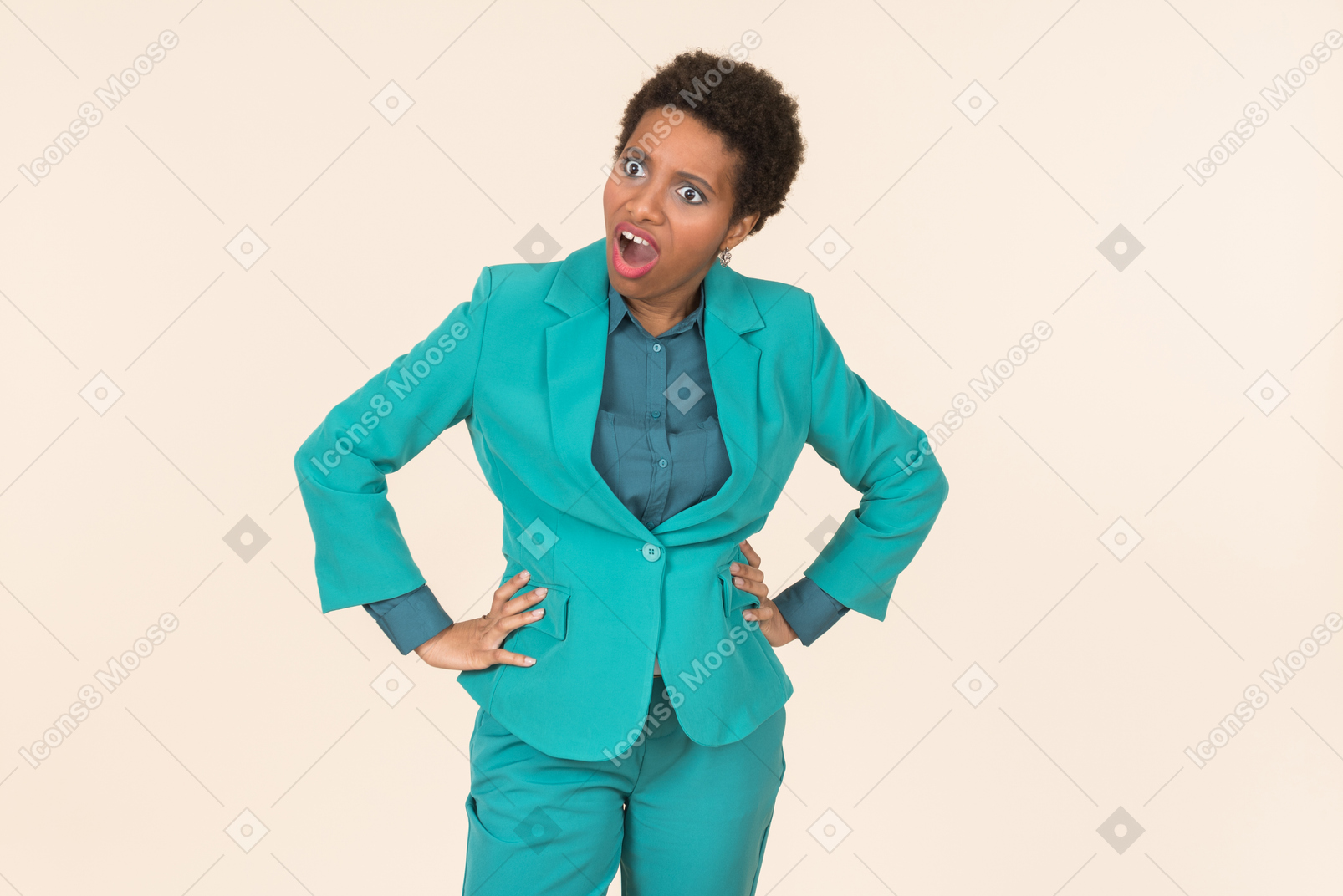 Mujer negra con un corte de pelo corto, vestida de azul, de pie contra un fondo pastel liso, con aspecto emocional