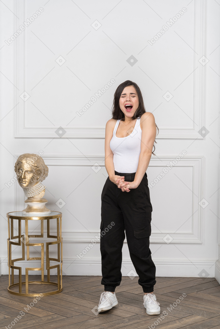 Молодая женщина зевает