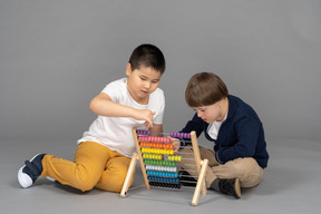 Dos niños jugando con coloridos juguetes