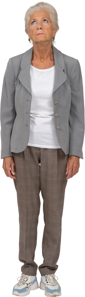 Vista frontale di una vecchia donna in giacca e cravatta che guarda in alto