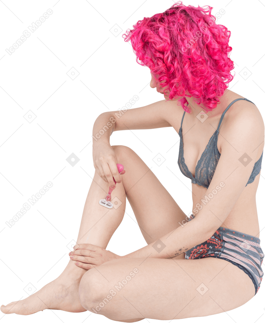 Adolescente aux jambes de rasage cheveux roses bouclés
