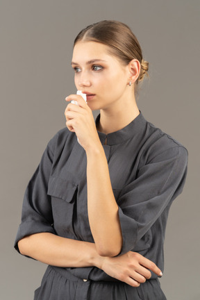 Vista di tre quarti di una giovane donna che piange in una tuta con in mano una salvietta per rimuovere il trucco