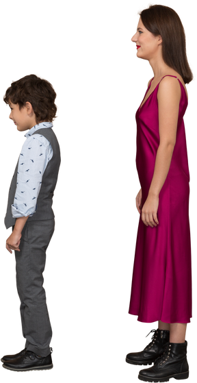 赤いドレスを着た女性と横顔に立っている小さな男の子
