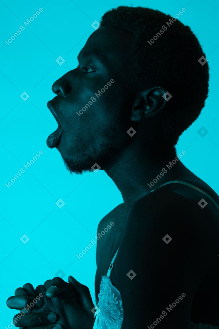 Jeune homme noir avec la bouche ouverte