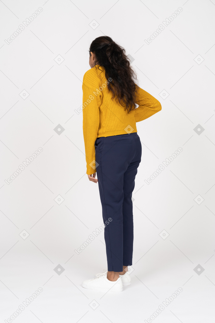 Vista posteriore di una ragazza in abiti casual che soffre di mal di stomaco