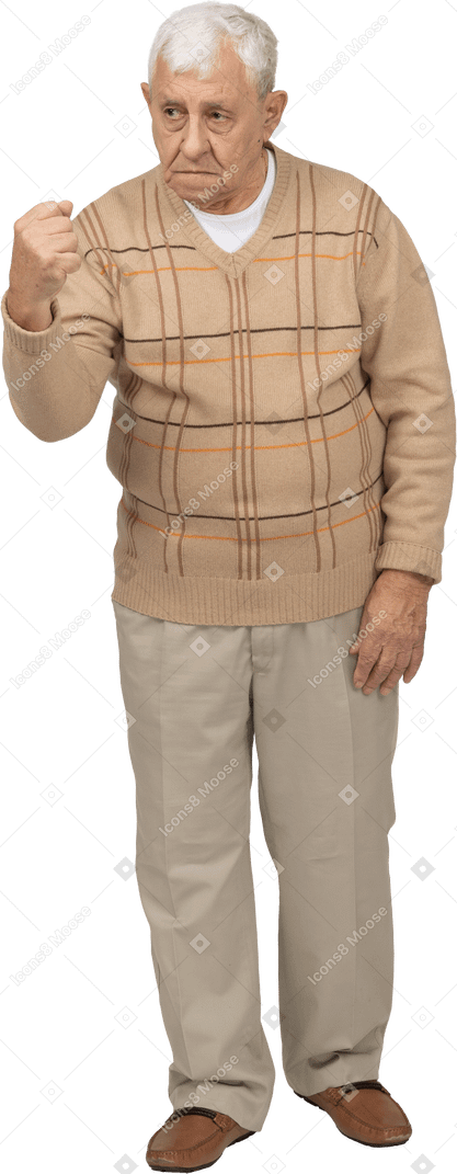 Vista frontal de un anciano con ropa informal que muestra el puño