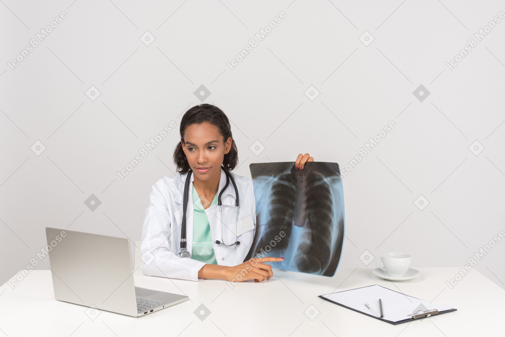Schöne ärztin mit einem röntgenbild