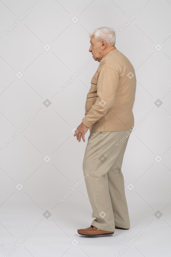Vista lateral de um velho em roupas casuais andando