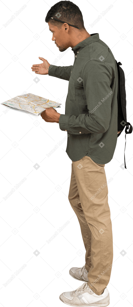 Vista laterale di un uomo con uno zaino che tiene una mappa e gesticola da parte