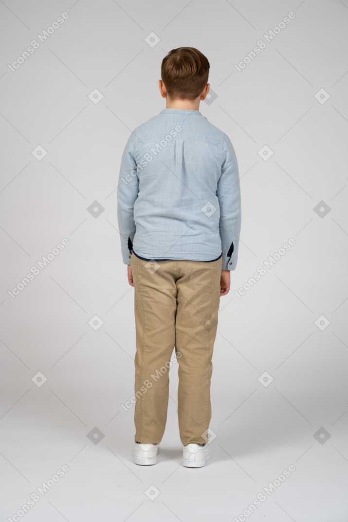 Вид сзади на мальчика в повседневной одежде