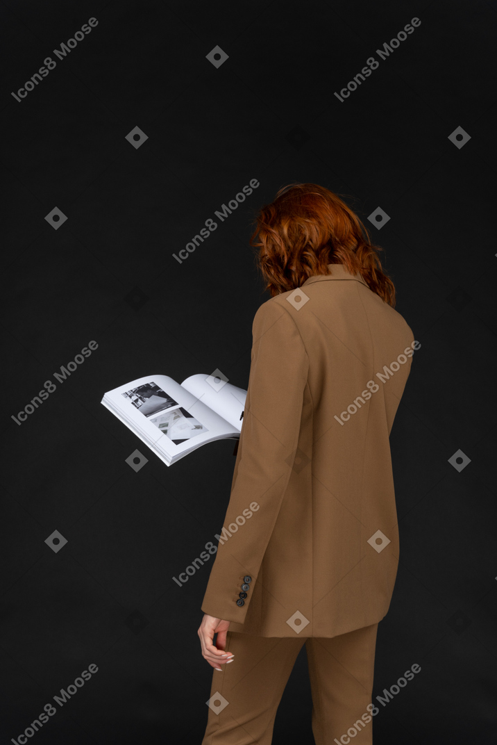 Punto di vista posteriore di una donna in una lettura del vestito