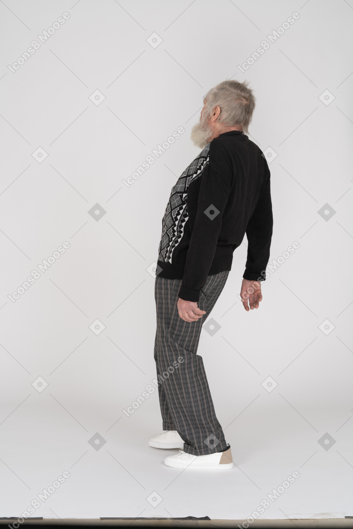 Homem idoso em pé e inclinando-se para trás