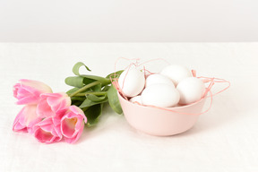 卵とチューリップの花束とボウル
