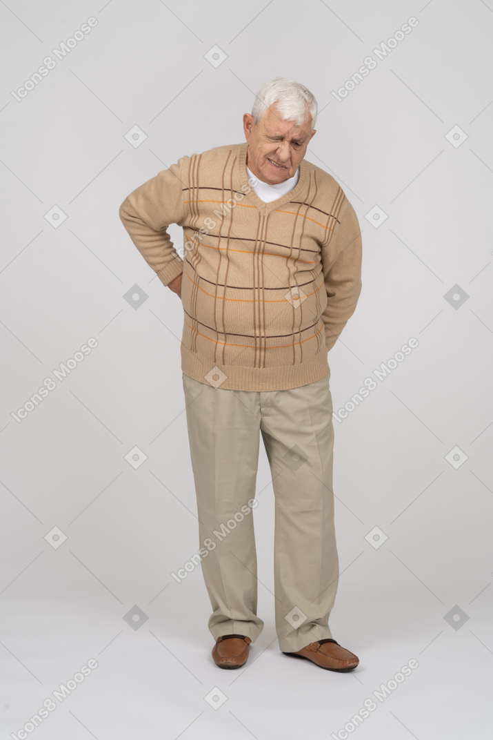 一位患有背痛的老人的正面图