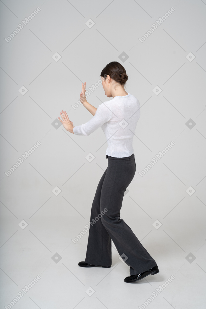 Vista de perfil de una mujer que muestra un gesto de parada